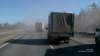 Prevrátený autobus na diaľnici (Rusko)