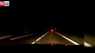 Zfetovaní mladíci ujížděli v kradeném autě dvoustovkou. 
