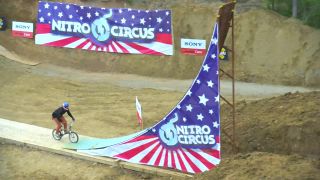 Štvorité salto vzad na BMXe (Nitro Circus)