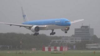 Boeing 777 pristáva za búrky (Schiphol, Amsterdam)