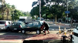 Auto zaparkované na cyklochodníku (Brazília)