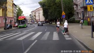 S babkou cez prechod