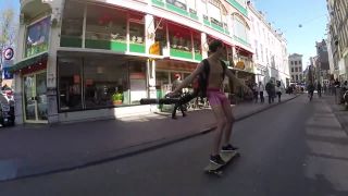 V spodnom prádle na longboarde (Holandsko)