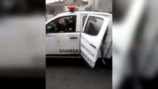 A ideš s nami na policajnú stanicu!