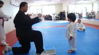 Biely opasok malého taekwondo bojovníka