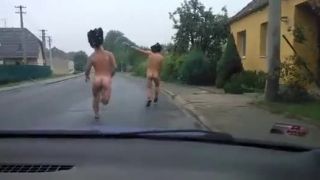 Nahí bežci dedinou.
