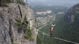 64 m bez istenia po slackline vo výške 290 m