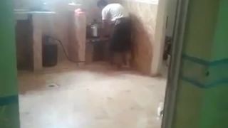 Posadil sa na zadok