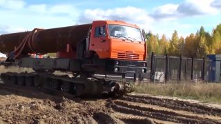 Kamaz vezie cez močiar ťažký náklad (Rusko)