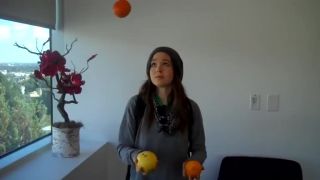 Ellen žongluje s ovocím
