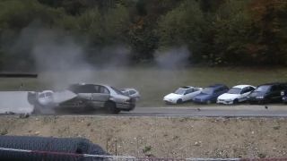 Crash  test so starými autami pri 200 km/h