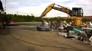 MercedesBenz SLS AMG skončil na srotovisku