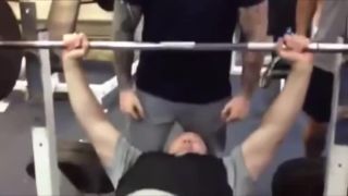 Benchpress sa zmenil na nočnú moru!