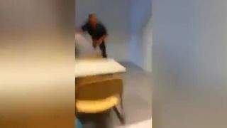 Profesor zobudil žiaka hasiacim prístrojom
