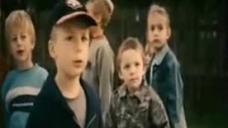 Malý chlapec si to ide