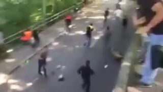 Imigranti zaútočili na posádku auta vo Švajčiarsku
