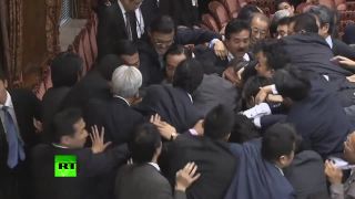 Japonský parlament sa zmenil na "opičiareň"