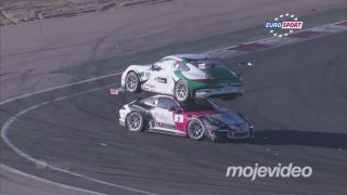 Kuriózna nehoda počas pretekov  Porsche Carrera Cup