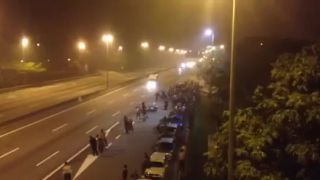 Zrážka viacerých motoriek na diaľnici (India)