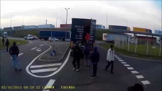 Situácia v Calais po uzamknutí Eurotunelu (poľský komentár)