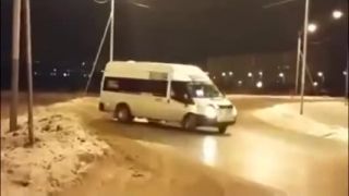 Medzičasom v noci na ruskom kruhovom objazde