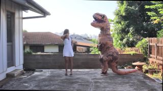 T-rex sa učí Macarenu
