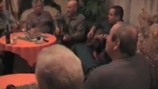 Zpívají kamarádi z osady Vlčí doupě v Krušných horách