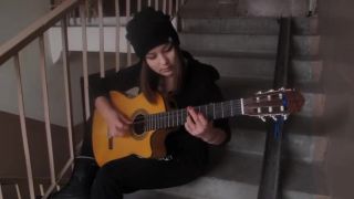 Ruská devočka s gitarou.