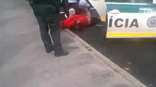 Brutalny zásah policie voči aktivistom.