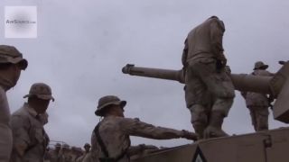 Vojaci si prezerajú M1A1 Abrams