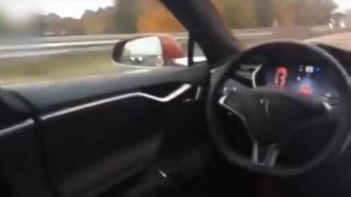 Aktivoval autopilota a sadol si dozadu (Tesla)