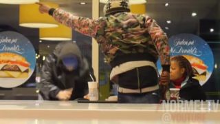 Hladný bezdomovec prosí o jedlo v MC Donalde