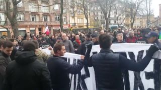 15 statočných vs policajti a slniečkári