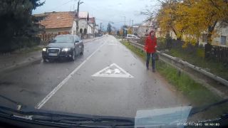 Chodci chodte po chodníku.