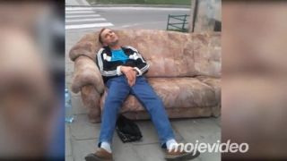 Pohodička s krokodílom na gauči