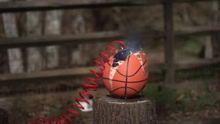 Basketbalka pod tlakom (slow motion)