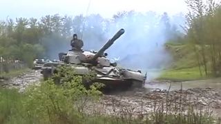Tank T-72 jízda v terénu a interier
