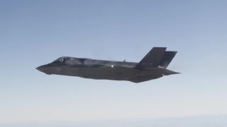 Test rotačného kanónu GAU-22/A na stíhačke F-35