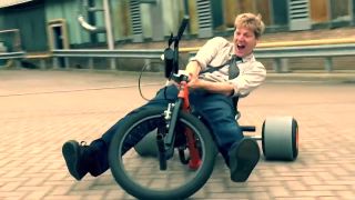 Colin Furze a jeho 125cc dritovacia trojkolka