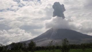 Masívný pyroklastický prúd zo stratovulkánu Sinabung