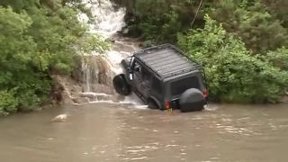 Jeep Wrangler vs. vodopád