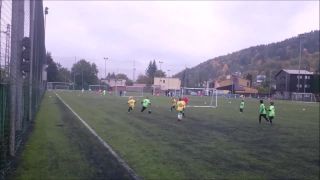 Takto hrajú 6 a 7 ročné deti futbal po roku tréningu.