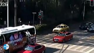 Preletel sa pri autobuse (čína)