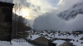 Lavína nad dedinou Bessans (Francúzske Alpy)