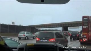 Ako reagujú vodiči hasičom v Česku a ako v Rakúsku