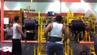 Tučko sa ráno zobudil ako strongman(famózny 387kg drep)