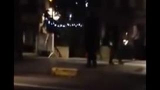 Uprchlíci zapálili vánoční strom v Bruselu, vtlačili autom