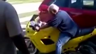 Babička na motorke