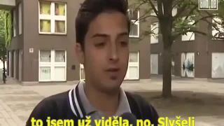 Arab za pokřiku Allahu Akbar uřízl v Berlíně manželce hlav