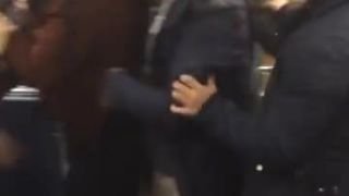Utečenci napadli starého pána v metre